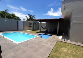 Casa com piscina para sua férias!